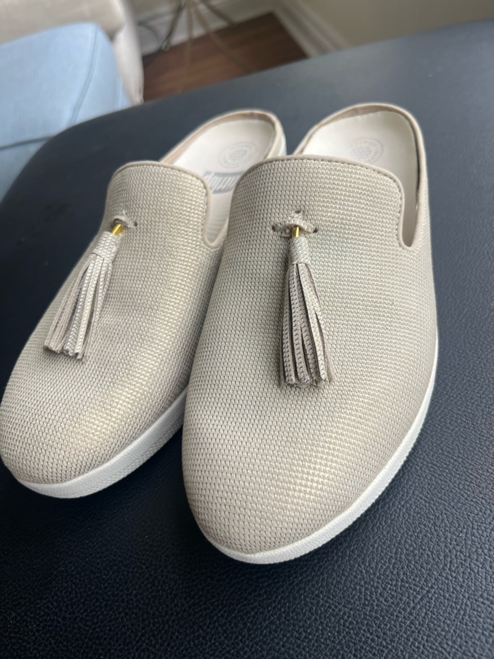 Fitflop  ultra comfy Women's Beige Tassel Slip-On Sneakers Sz 8